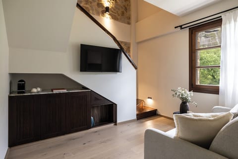 Premium Double Room, Mountain View | Desk, soundproofing, free WiFi