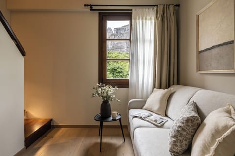 Premium Double Room, Mountain View | Desk, soundproofing, free WiFi