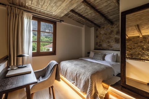 Premium Double Room, Mountain View | Desk, soundproofing, free WiFi