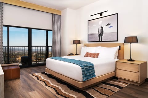 Room, 1 King Bed, Balcony | Premium bedding, pillowtop beds, in-room safe, desk