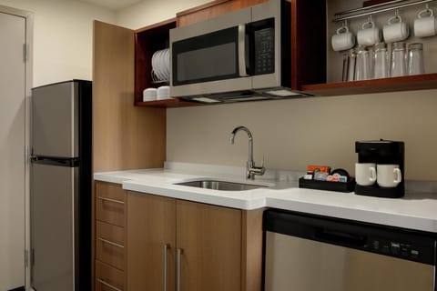 Studio Suite, 1 King Bed | Private kitchen