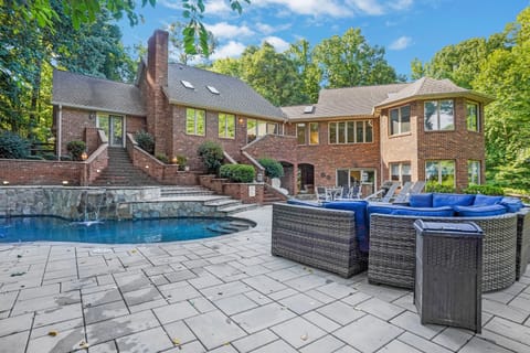 House, 5 Bedrooms | Pool