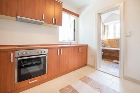 Private entrance studio with a patio and free parking / Annex D | In-room safe, desk, laptop workspace, iron/ironing board