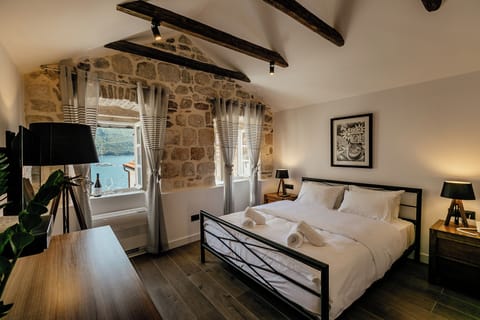 Junior suite with a sea view | In-room safe, desk, laptop workspace, iron/ironing board