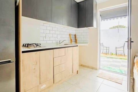 Luxury Studio Suite, 1 Bedroom, Poolside | Private kitchen