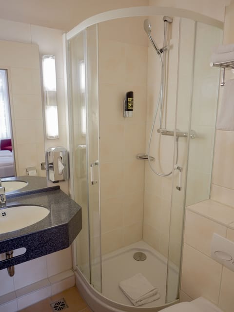 Twin Room, 2 Twin Beds | Bathroom | Shower, hair dryer, towels