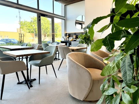 Daily cooked-to-order breakfast (EUR 10 per person)