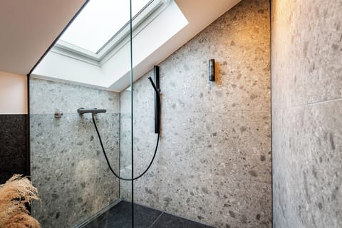 Gallery Room | Bathroom | Shower, free toiletries, hair dryer, towels