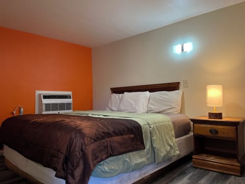 Economy Single Room | Free WiFi, bed sheets