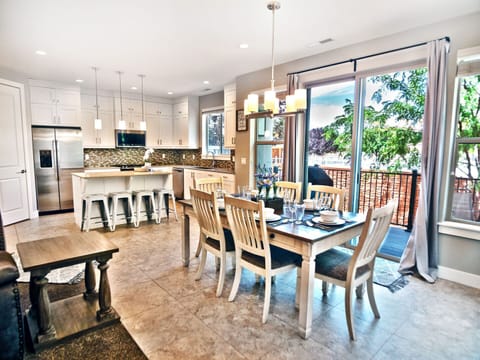 Luxury House, Balcony, Mountain View | Dining room