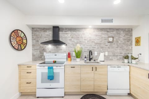 House, 1 Queen Bed, Patio, City View (Washington Chandler) | Private kitchen | Coffee/tea maker