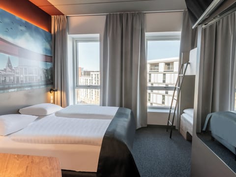 Family Room | Desk, soundproofing, free WiFi, bed sheets