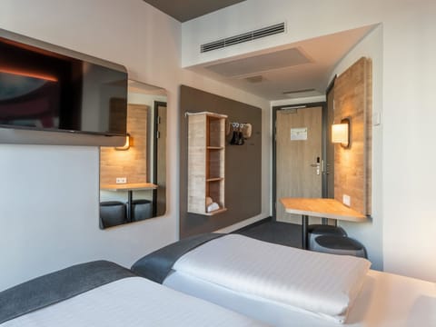 Desk, soundproofing, free WiFi, bed sheets