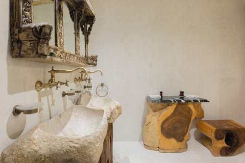 Family Suite | Bathroom | Shower, free toiletries, hair dryer, bathrobes