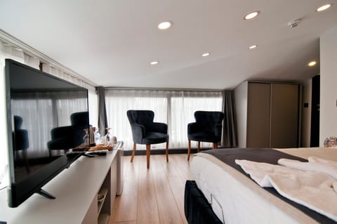 Premium bedding, in-room safe, iron/ironing board