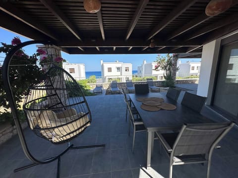 Villa, 2 Bedrooms, Balcony, Garden View | Living area