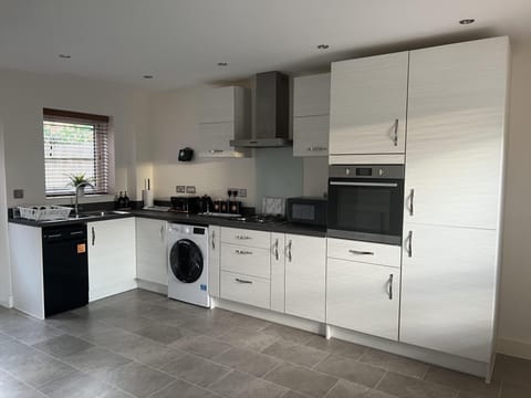 House | Private kitchen | Fridge, microwave, oven, stovetop