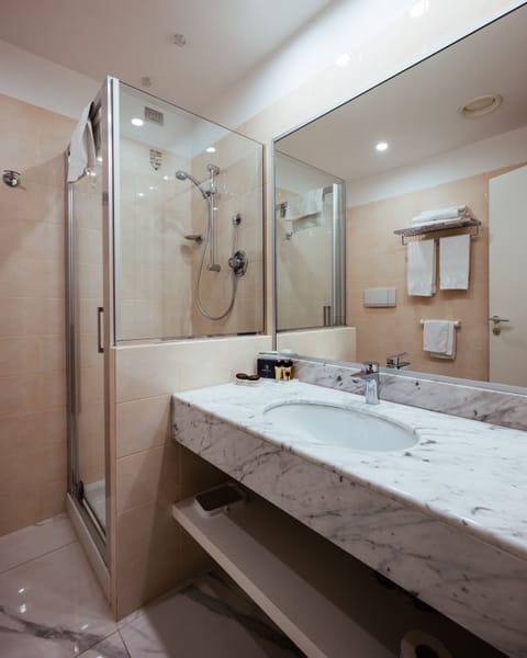 Junior Suite | Bathroom | Shower, hair dryer, slippers, towels