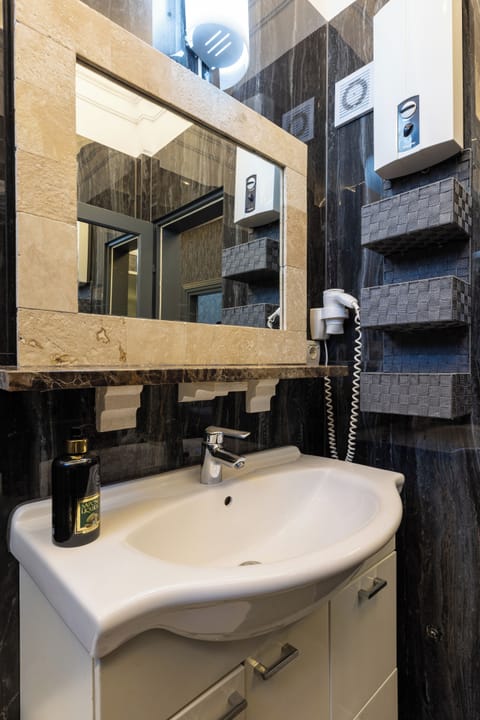 Room, 1 Bedroom | Bathroom