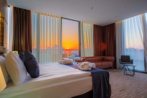 Deluxe Room | In-room safe, WiFi (free), bed sheets
