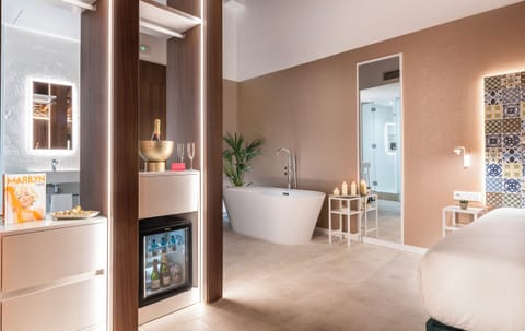 Junior Suite, City View | Minibar, in-room safe, free WiFi, bed sheets