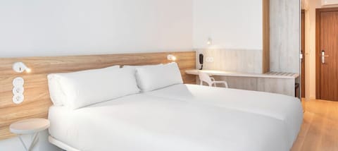 Twin Room | In-room safe, desk, laptop workspace, free WiFi