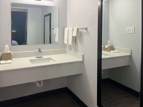 Combined shower/tub, towels