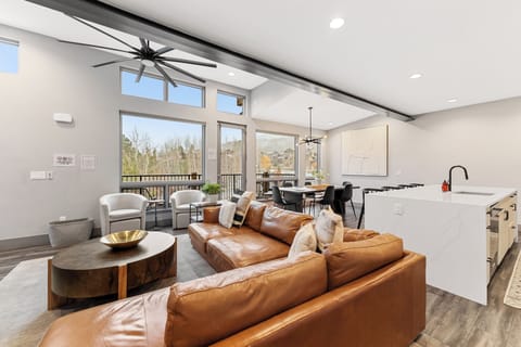 Condo (4 Bedrooms) | Property amenity