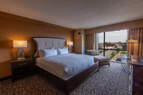 Suite, 1 King Bed, Accessible, Non Smoking (Bathtub) | Egyptian cotton sheets, premium bedding, down comforters, pillowtop beds