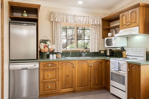 Luxury Cottage, 2 Bedrooms (Dove) | Private kitchen | Fridge, microwave, oven, coffee/tea maker