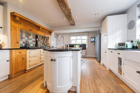 House, Garden View | Private kitchen | Electric kettle, toaster