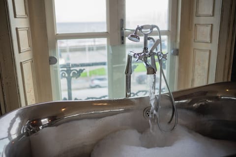 Deluxe Double Room with Bathtub, Sea View | Free WiFi