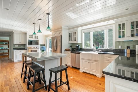 House, 5 Bedrooms | Private kitchen | Coffee/tea maker, fridge, oven