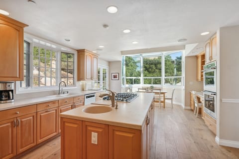 House, 6 Bedrooms | Private kitchen | Fridge, oven, coffee/tea maker, toaster