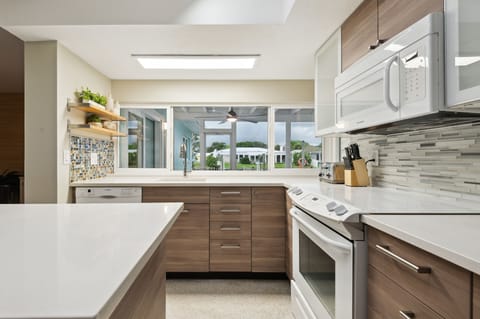 House, 4 Bedrooms | Private kitchen | Coffee/tea maker, fridge, oven, toaster