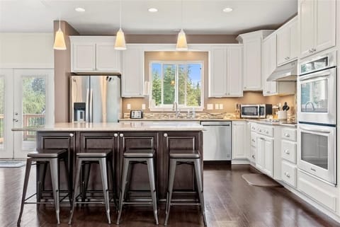 House, 5 Bedrooms | Private kitchen | Fridge, oven, coffee/tea maker, toaster