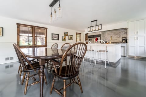 House, 5 Bedrooms | Dining