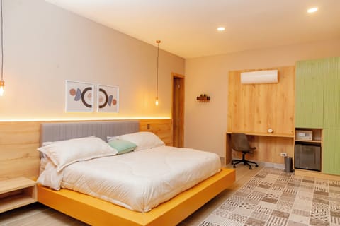 In-room safe, WiFi (free)