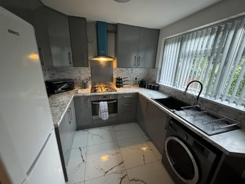 House | Private kitchen | Fridge, microwave, oven, stovetop
