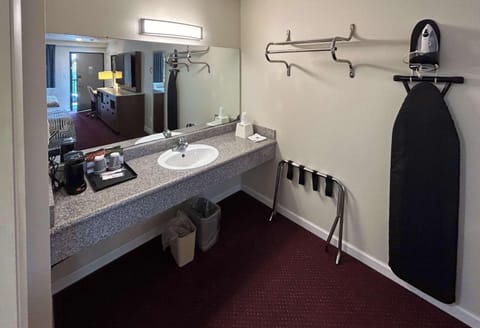 Combined shower/tub, towels