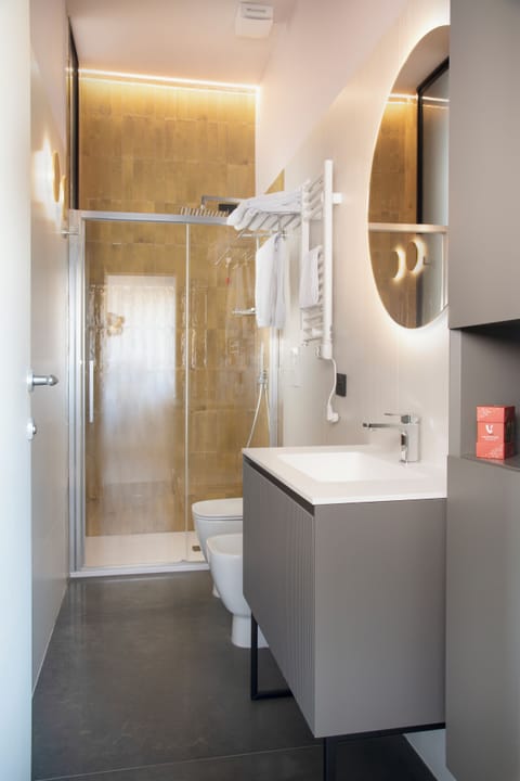 Panoramic Double Room | Bathroom | Shower, rainfall showerhead, free toiletries, hair dryer