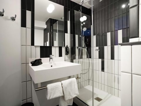 Shower, eco-friendly toiletries, hair dryer, towels