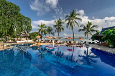 2 outdoor pools, sun loungers