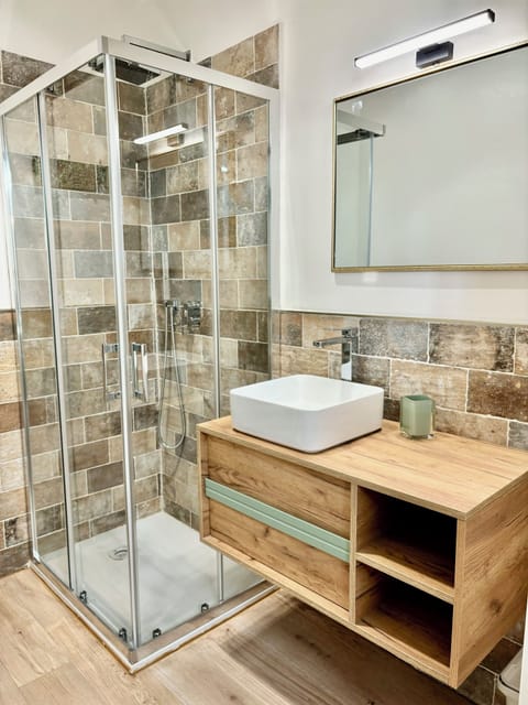 Standard Double Room, 1 Queen Bed, Non Smoking | Bathroom | Shower, hair dryer, soap, shampoo