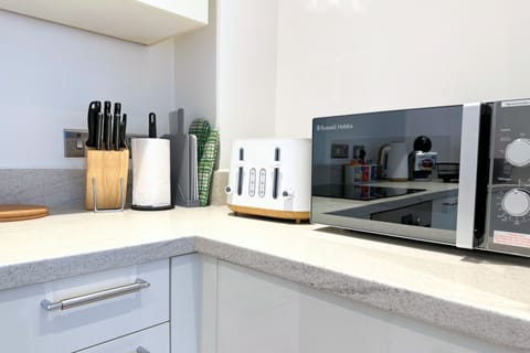 Apartment, 2 Bedrooms, Non Smoking, Kitchen | Private kitchen | Coffee/tea maker, electric kettle, toaster