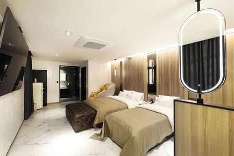 Grand Room | Desk, laptop workspace, free WiFi