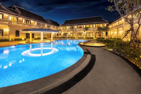 Outdoor pool, pool umbrellas, sun loungers