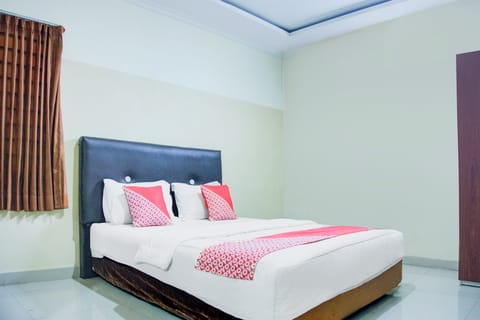Desk, WiFi (free), bed sheets