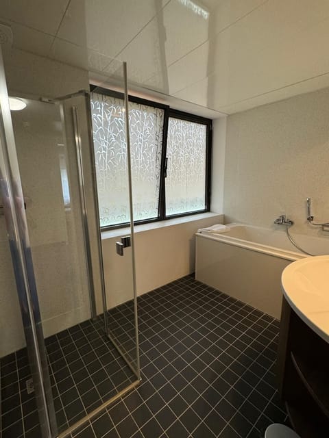 Basic Suite | Bathroom