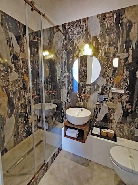 Classic Double Room | Bathroom | Free toiletries, hair dryer, bidet, towels